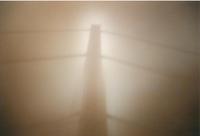 Autobahnbrücke Licht-Schatten im Nebel